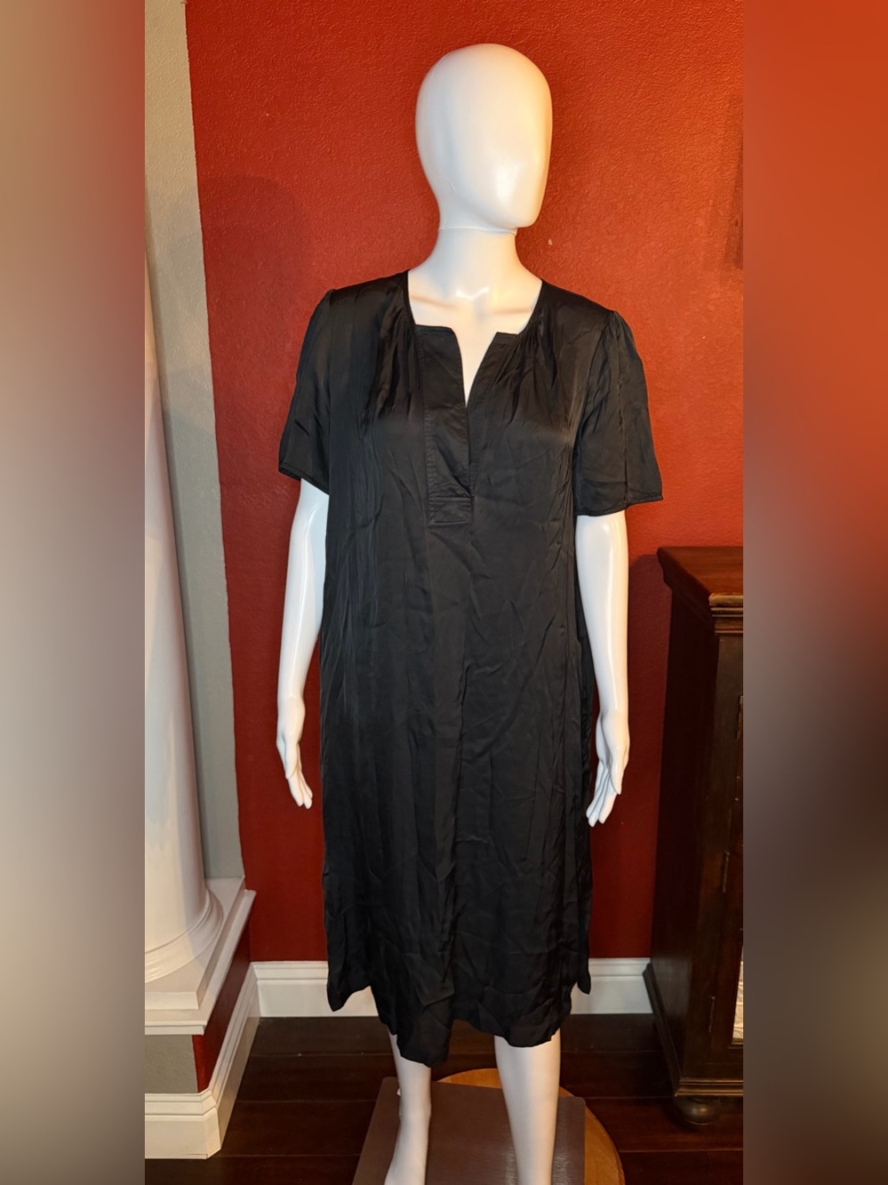 Raquel Allegra Black Rayon Satin V-Neck Midi Shift Dress - Size 0